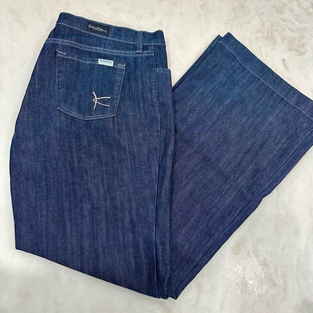 David Kahn Women’s Flare Jeans. Size 32. Medium wash.